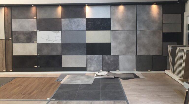 Tegels op ware grootte in de showroom van Roba Vloeren
