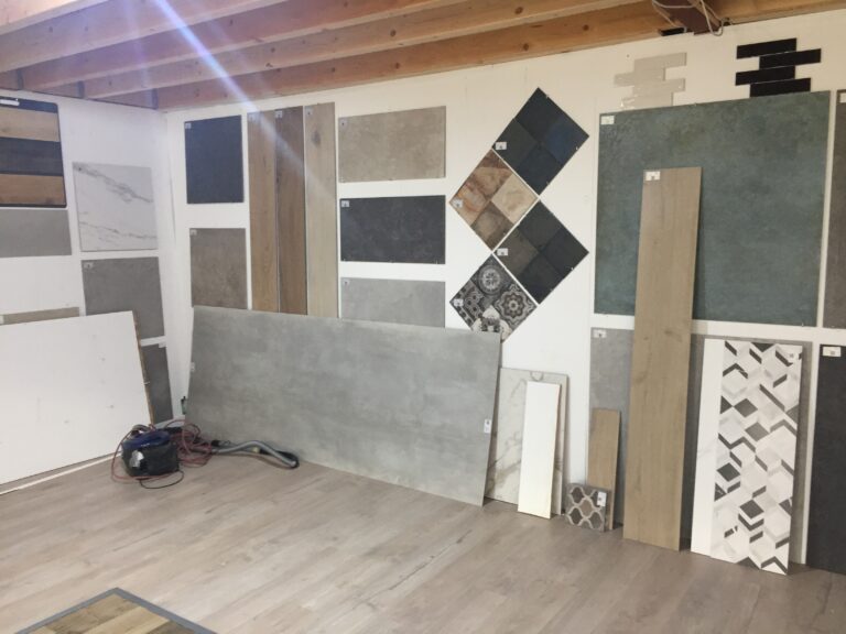 Wand- en vloertegels in de showroom van Roba Vloeren