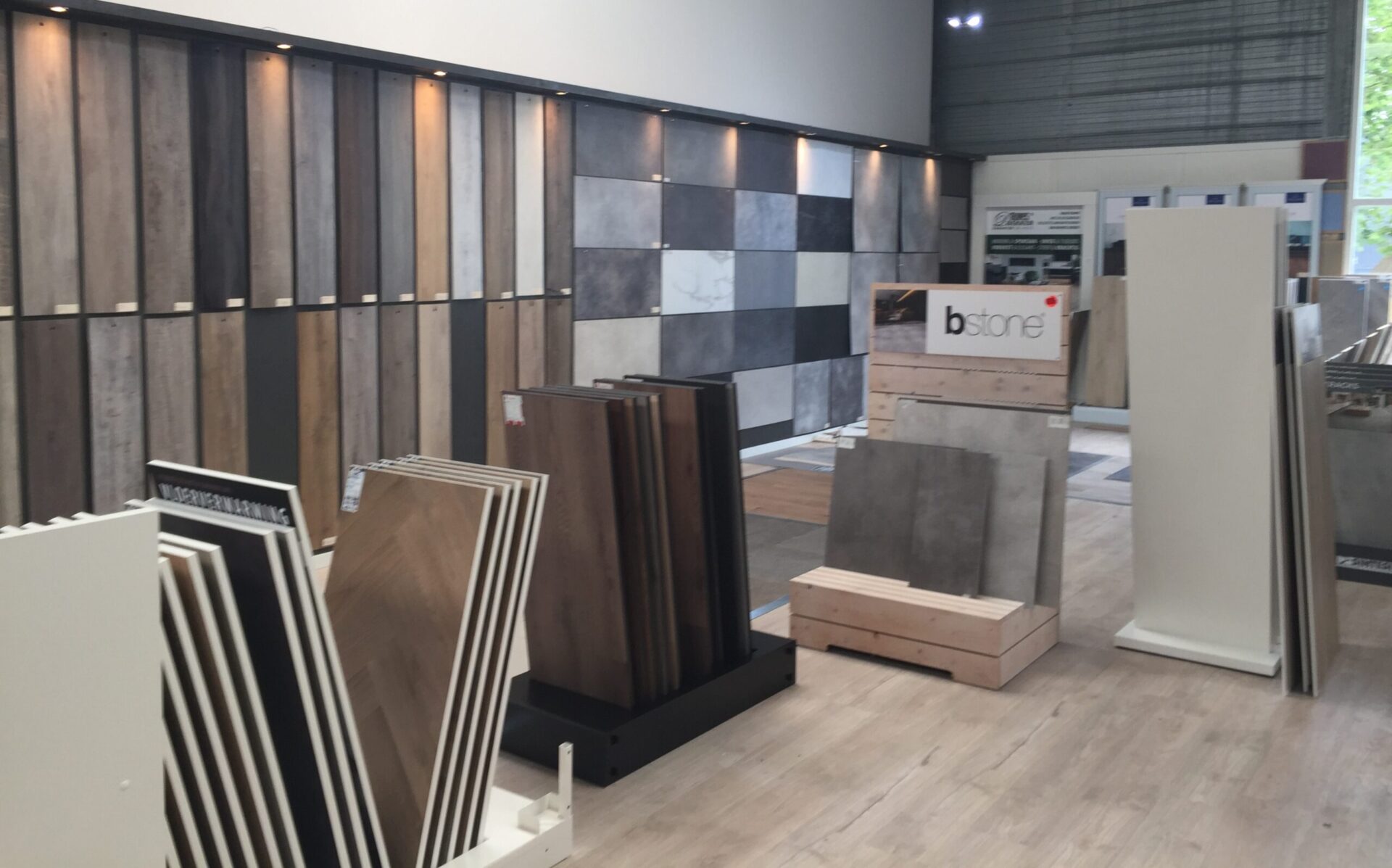Tegelwanden en tegelkasten in de showroom van Roba Vloeren